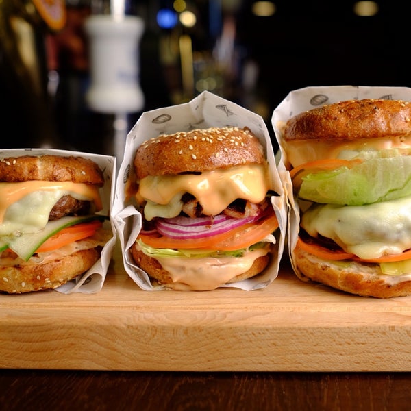 Друзья, представляем Вашему вниманию Фирменный бургер "THE PUB" в трех вариантах. "СРЕДНИЙ", "КЛАССИЧЕСКИЙ", "ДВОЙНОЙ". Выберайте свой фирменный бургер!!)) Ждём Вас в гости! #pubthepub #burger