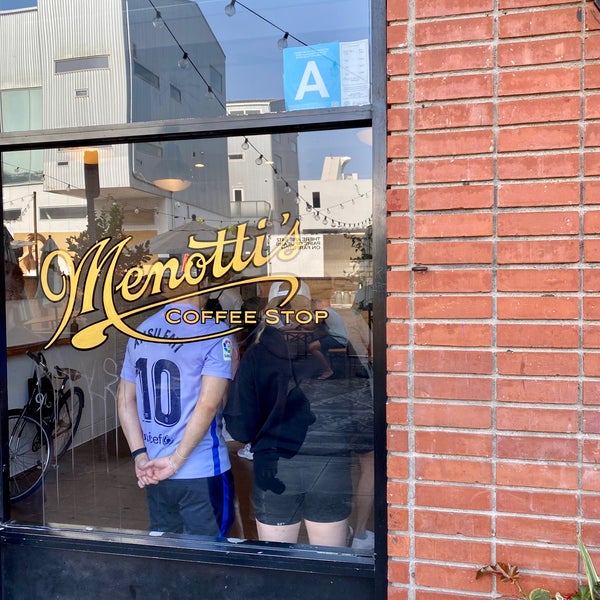 Foto tirada no(a) Menotti&#39;s Coffee Stop por Jim J. em 10/7/2022