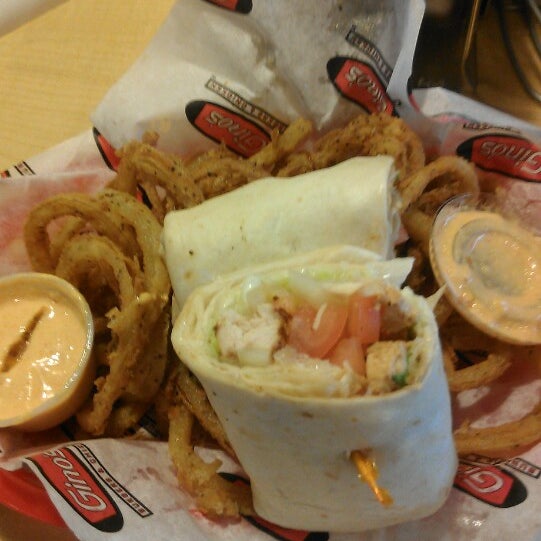 Foto tomada en Gino&#39;s Burgers &amp; Chicken  por King👑💵 el 2/19/2013