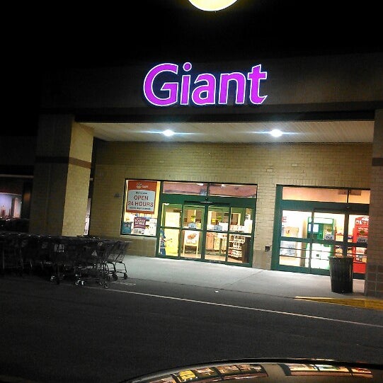 Photo taken at Giant Food by King👑💵 on 4/21/2013