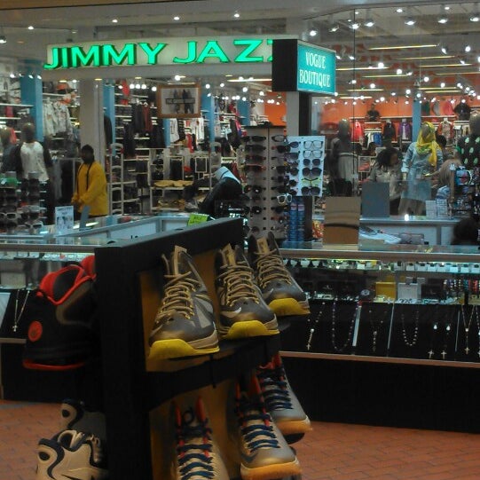 Foto tirada no(a) Security Square Mall por King👑💵 em 3/28/2013