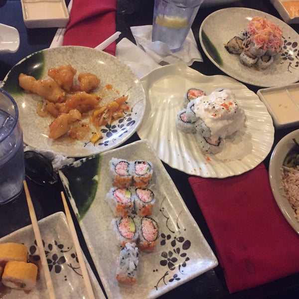 รูปภาพถ่ายที่ Koizi Endless Hibachi &amp; Sushi Eatery โดย Sarray เมื่อ 3/2/2017