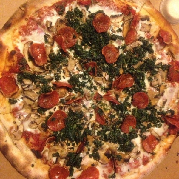 Снимок сделан в Victor&#39;s Pizza пользователем Jane N. 2/18/2013