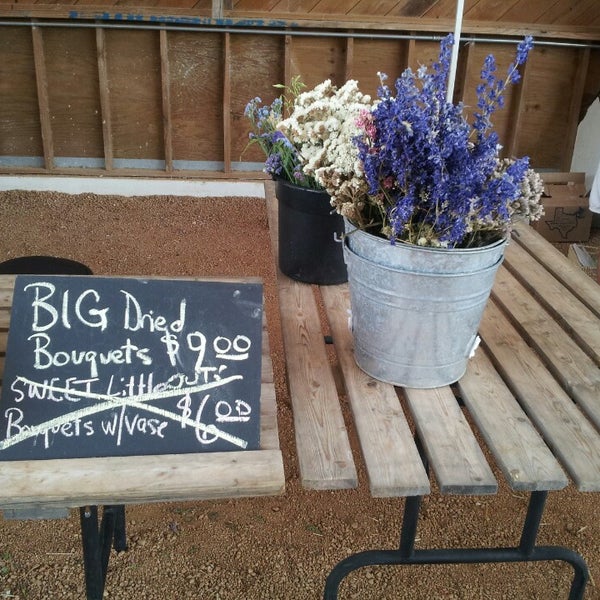 6/30/2013 tarihinde Laurenziyaretçi tarafından Mueller Farmers Market'de çekilen fotoğraf