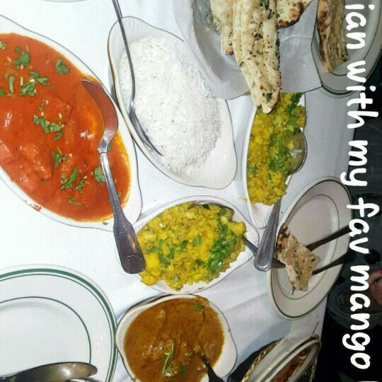 Das Foto wurde bei India&#39;s Tandoori-Authentic Indian Cuisine, Halal Food, Delivery, Fine Dining,Catering. von Jeronica am 5/23/2016 aufgenommen