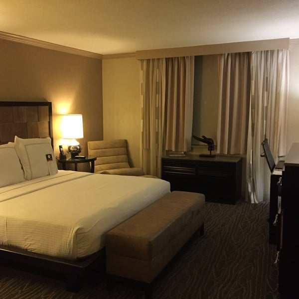 รูปภาพถ่ายที่ Luxe City Center Hotel โดย BJ Y. S. เมื่อ 3/9/2016