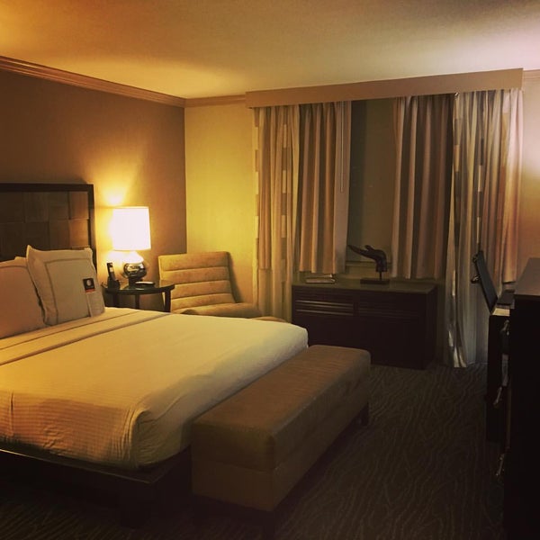 รูปภาพถ่ายที่ Luxe City Center Hotel โดย BJ Y. S. เมื่อ 3/9/2016