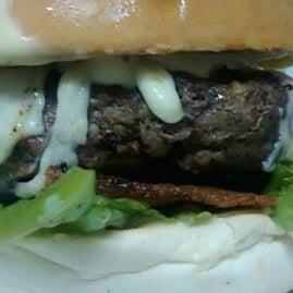 Photo taken at Fialho Steak Burger Hamburgueria by Edjane F. on 6/6/2014