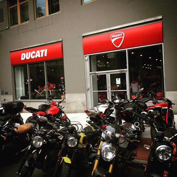 9/22/2015 tarihinde Kubaziyaretçi tarafından Ducati Triumph New York'de çekilen fotoğraf