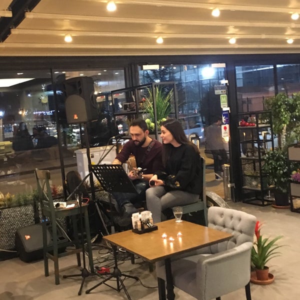 Снимок сделан в Peliza Cafe &amp; Restaurant пользователем Fatoş E. 2/23/2018