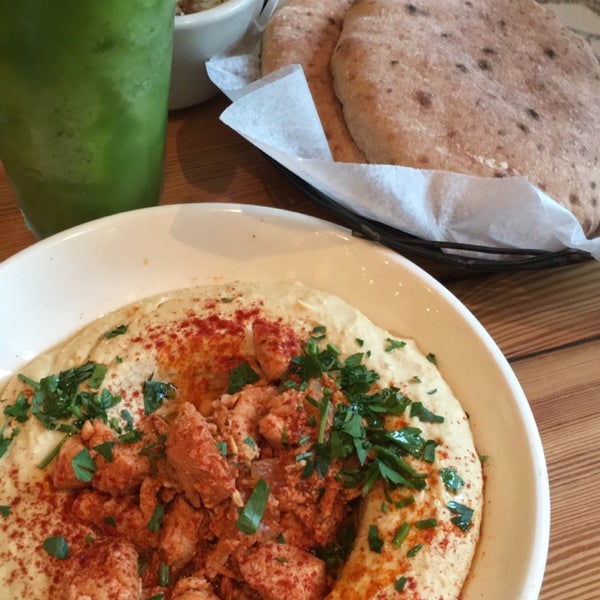 Foto tirada no(a) Hummus Kitchen por Esraa em 6/30/2016