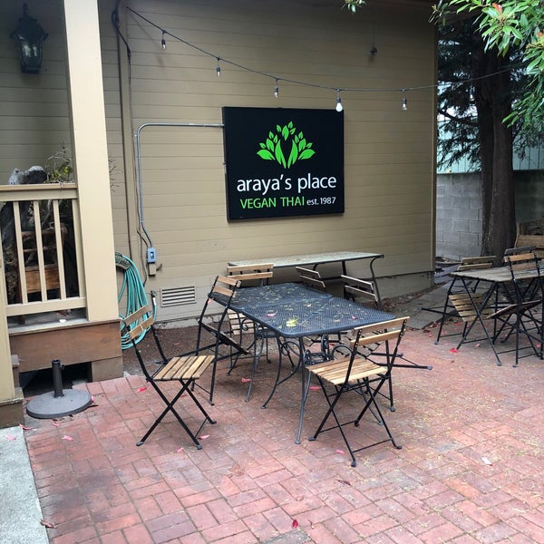 รูปภาพถ่ายที่ Araya&#39;s Vegetarian Place โดย Grace เมื่อ 6/22/2018