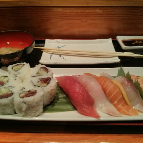 Foto tirada no(a) Ocean Blue Sushi Club por peppirain em 5/18/2014