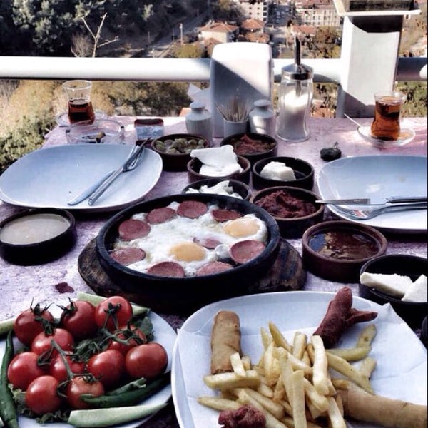 Foto tomada en Şahin Tepesi Restaurant  por Fulya Ç. el 1/22/2017
