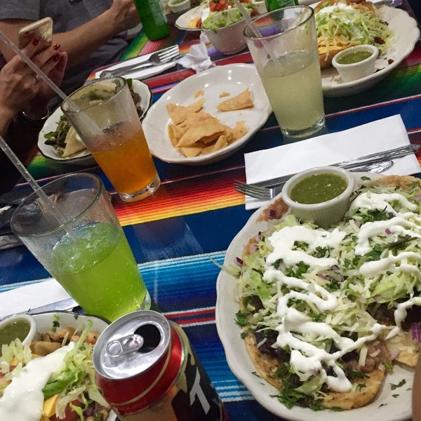 Das Foto wurde bei Acapulco Restaurant von Angie am 9/20/2015 aufgenommen