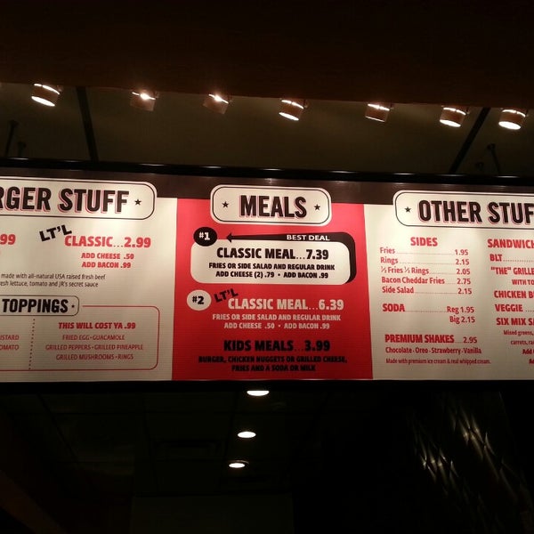 Foto tirada no(a) JR&#39;s Burger Grill por Miranda M. em 2/15/2013