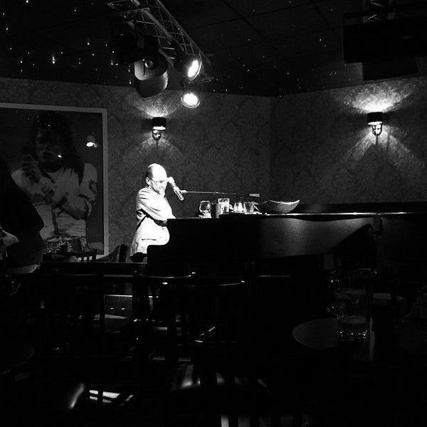 Foto tirada no(a) Ivory Room Piano Bar por Stephenie H. em 12/31/2014