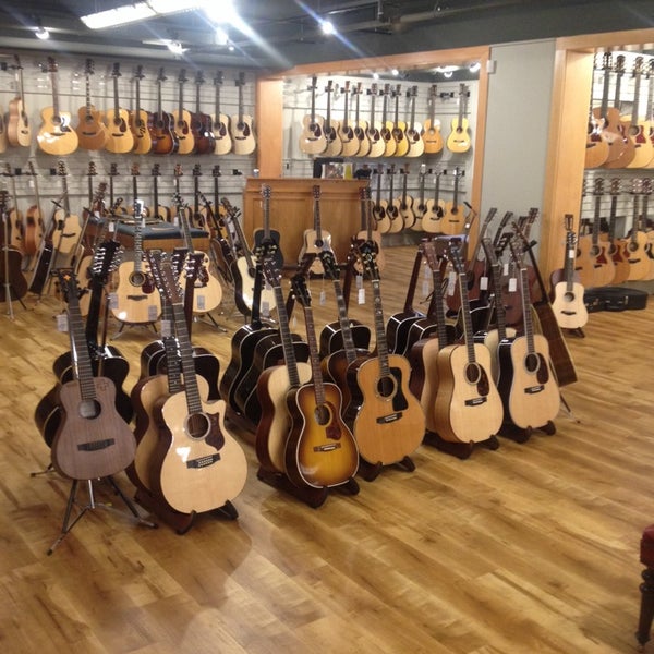 รูปภาพถ่ายที่ Gruhn Guitars โดย Matt W. เมื่อ 12/23/2013