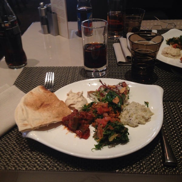 2/25/2014にNathalie M.がObeirut Lebanese Cuisineで撮った写真