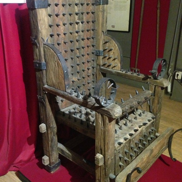 2/8/2013 tarihinde Dionisziyaretçi tarafından Museum of Medieval Torture Instruments'de çekilen fotoğraf