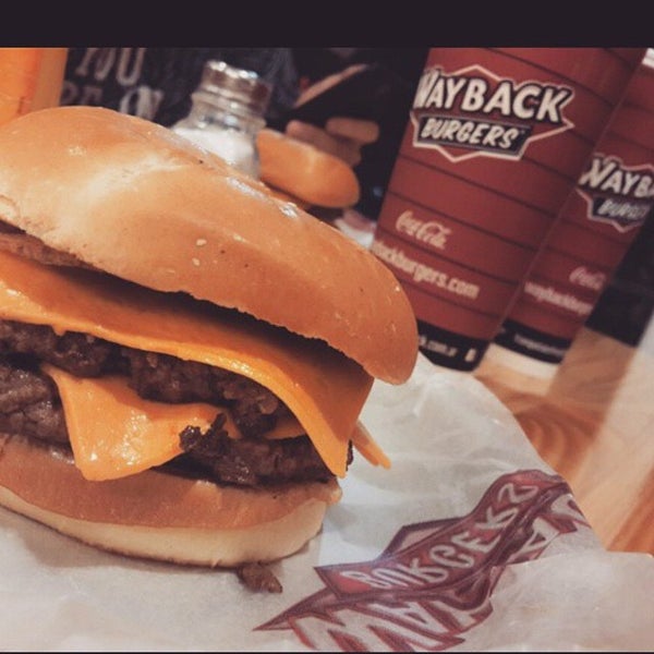 Foto tirada no(a) Wayback Burgers por A W. em 4/6/2015