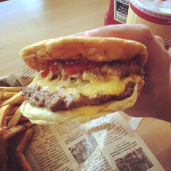Foto tirada no(a) Wayback Burgers por A W. em 10/6/2014