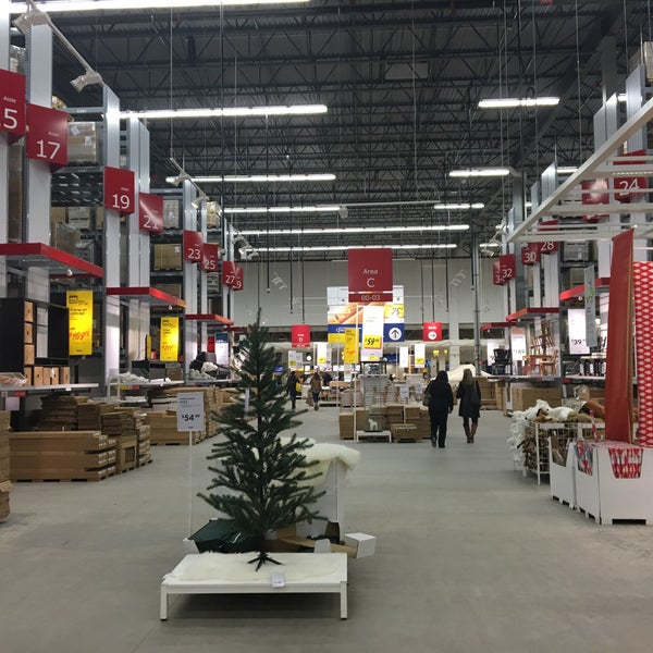 Foto diambil di IKEA Winnipeg oleh Seulki pada 11/25/2015
