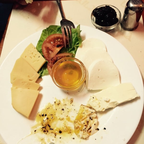 Photo prise au Laila Restaurant &amp; Night Club par Мунган le4/4/2015