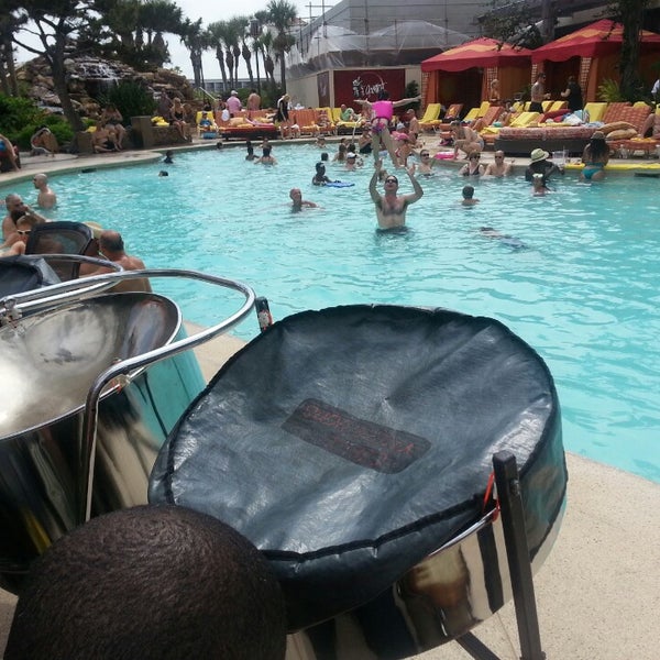 5/25/2013에 Rony P.님이 H2o Pool + Bar at The San Luis Resort에서 찍은 사진