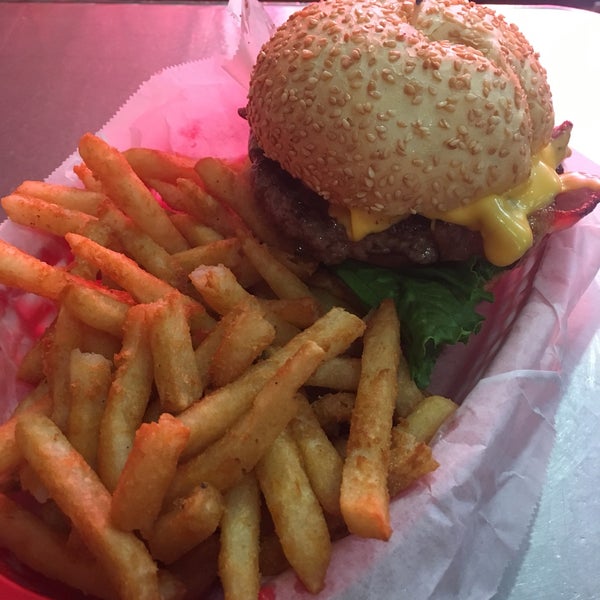 Photo taken at Pearl&#39;s Deluxe Burgers by Chris M. on 7/24/2018