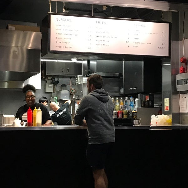 Foto tirada no(a) Bleecker Burger por Ludo D. em 8/12/2018