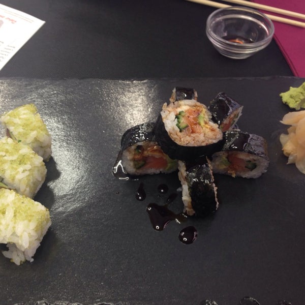 Foto scattata a Green Sushi da Aurodas O. il 3/4/2014