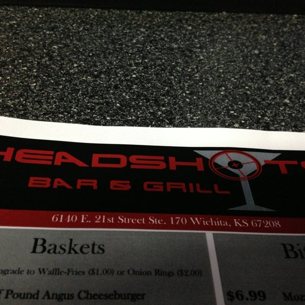 Foto tirada no(a) Headshots Bar and Grill por Michael W. em 7/10/2013
