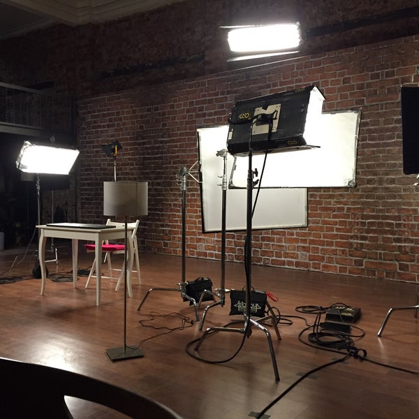 Ведущая независимой студии. Независимой студии. Laika на фонтанке. Независимой студии. Кабина звукозаписи.