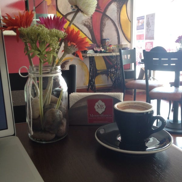 8/8/2014 tarihinde Alejandra T.ziyaretçi tarafından Café MonteBlanco'de çekilen fotoğraf