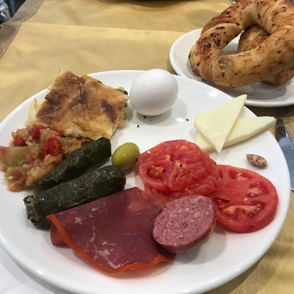 Foto diambil di Petek Restaurants &amp; Sweets oleh Алёнка R. pada 4/6/2018