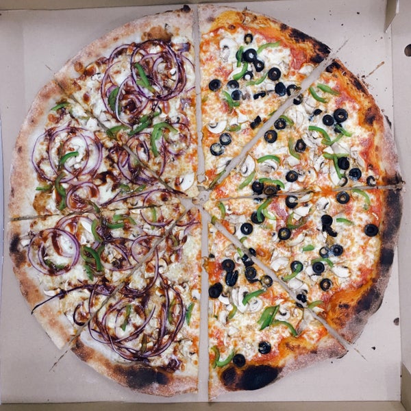 Снимок сделан в Tomasso - New York Pizza пользователем arielo g. 8/9/2016