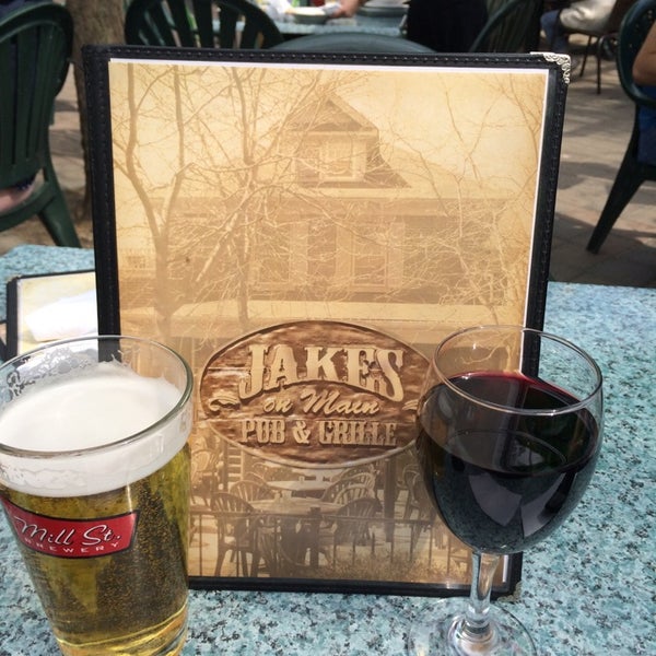 Das Foto wurde bei Jakes on Main Bar and Grille von Ken D. am 5/19/2014 aufgenommen