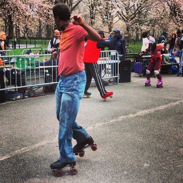 4/13/2013 tarihinde Anya F.ziyaretçi tarafından Central Park Dance Skaters Association (CPDSA) — Free Roller Skating Rink'de çekilen fotoğraf