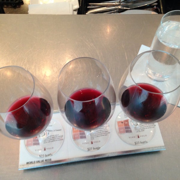 Foto tomada en Vino Volo Wine Bar  por Heather D. el 2/13/2015