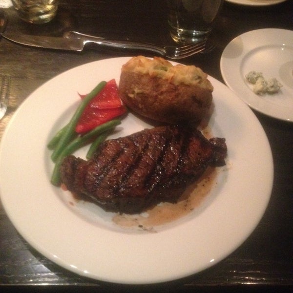 Photo taken at The Keg Steakhouse + Bar - 4th Ave by Juan Francisco H. on 4/13/2014