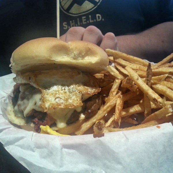 Foto scattata a Sinful Burger Sports Grill da OmahaNight O. il 5/8/2014