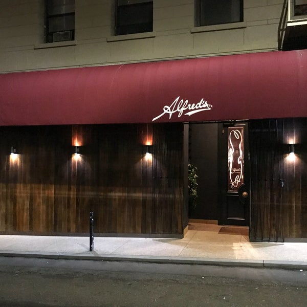 รูปภาพถ่ายที่ Alfred&#39;s Steakhouse โดย Peter W. เมื่อ 4/1/2018