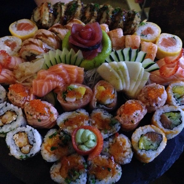 Deliciaaaaaa !! Meninos não deixa de visitar este !!  Vir na Europa e comer um Sushi destes ...AMEIE !!!!
