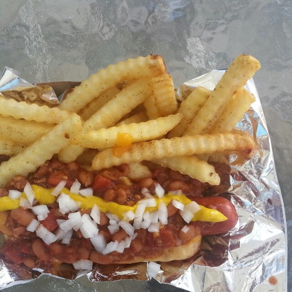 Foto tomada en Dr. Frankfurter&#39;s Monstrous Hot Dogs  por Juan Carlos G. el 10/3/2013