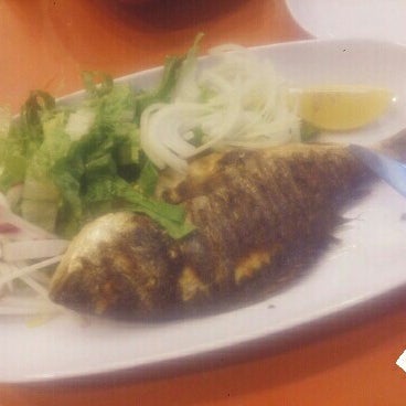 Foto tirada no(a) Balıkçı Barınağı Restaurant por Ebru 🌟 em 2/17/2016