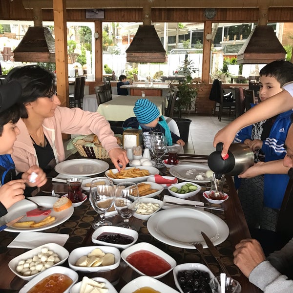 Das Foto wurde bei Subaşı Et &amp; Mangal Restaurant von ............... am 5/6/2017 aufgenommen