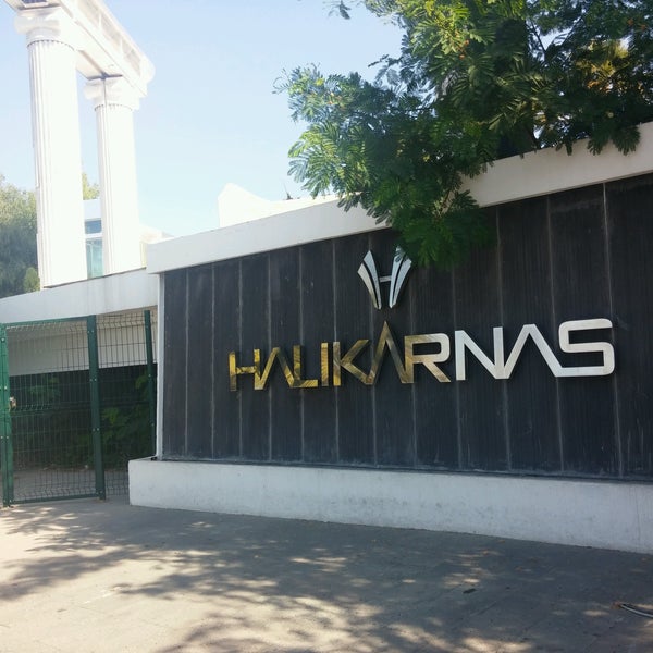 Photo taken at Halikarnas The Club by Rıza Ö. on 10/4/2016