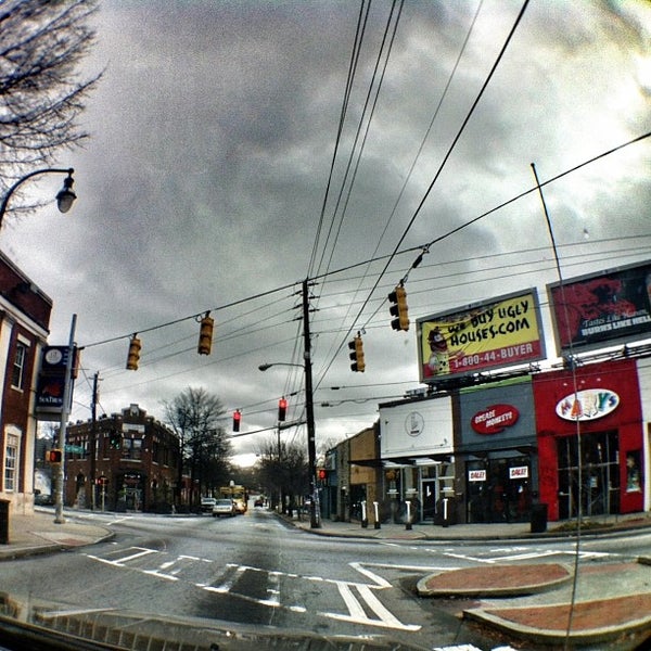 Das Foto wurde bei East Atlanta Village von SOS am 12/27/2012 aufgenommen