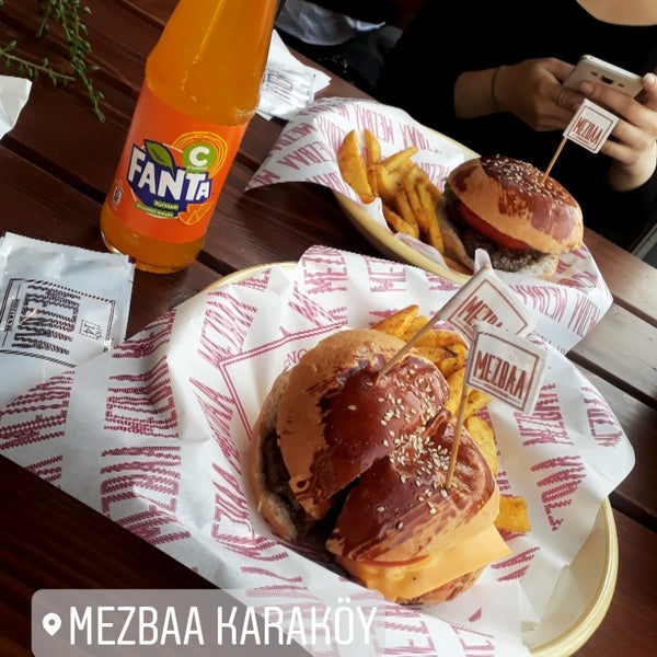 Foto tomada en MEZBAA Steak&amp;Burger  por Nur B. el 4/21/2019